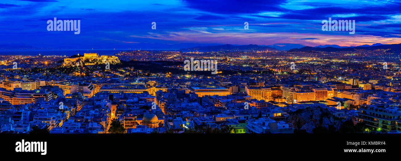 Panorama de Atenas en Grecia por la noche Foto de stock