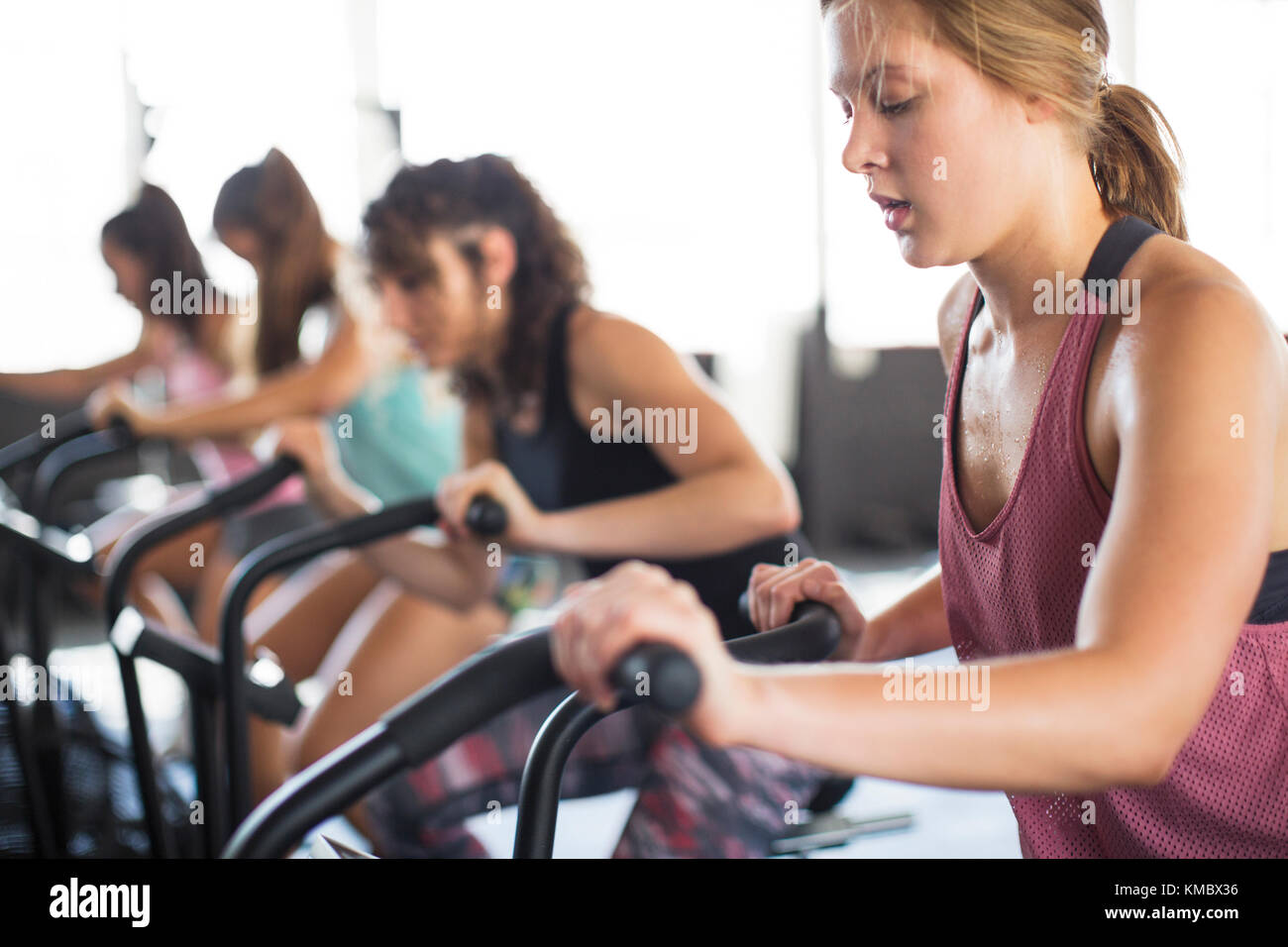 Piernas de mujer entrenando en bicicleta elíptica en la sala de estar en  casa Fotografía de stock - Alamy