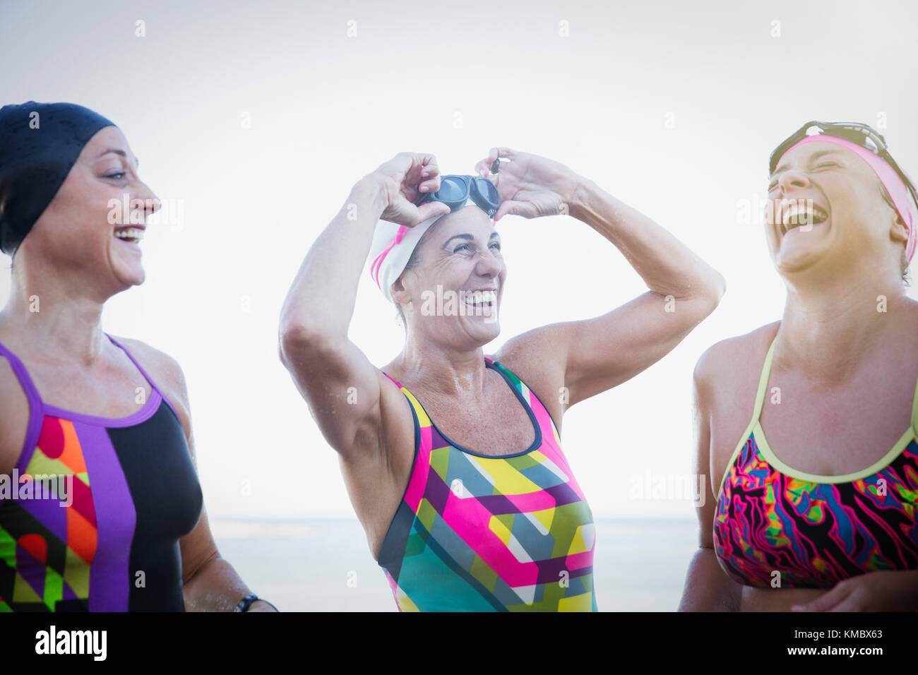 Laughing hembra nadadores de aguas abiertas Foto de stock