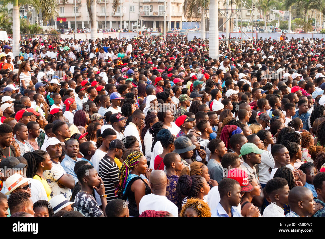 La etnia africana multitud esperando para mostrar en Luanda, Angola Foto de stock