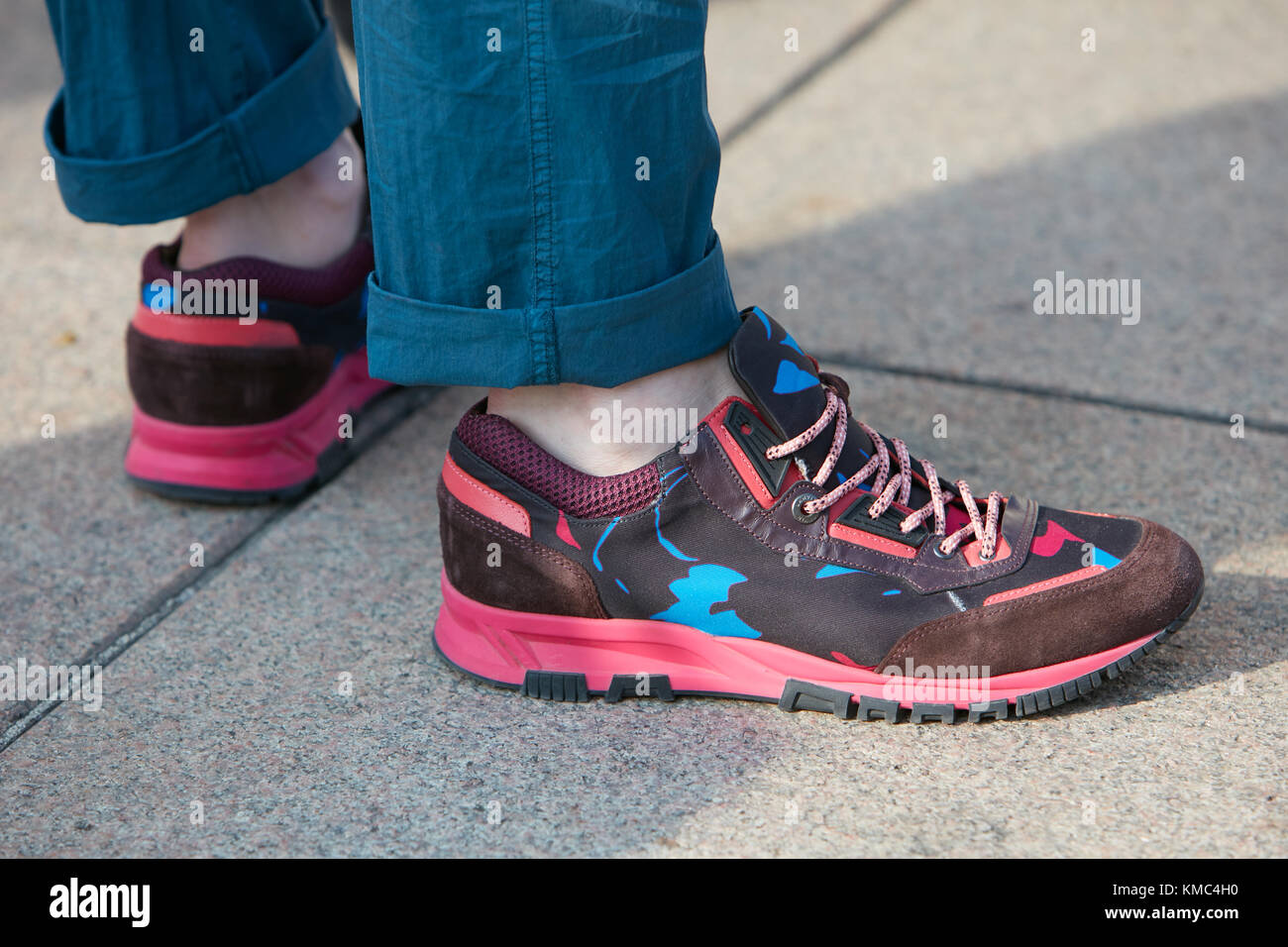 Milán - 23 de septiembre: el hombre con coloridos rosa y marrón lanvin  sneakers zapatos antes de Gabriele colángelo Fashion Show, la semana de la  moda de Milán Street Style o Fotografía