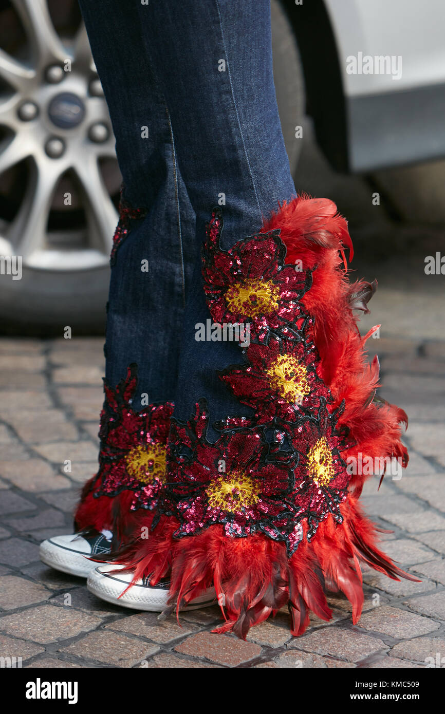 Milán - 23 de mujer con pantalones vaqueros azules con sequin flores y adornos de plumas antes de antonio marras Fashion Show, la semana de la moda de Milán st