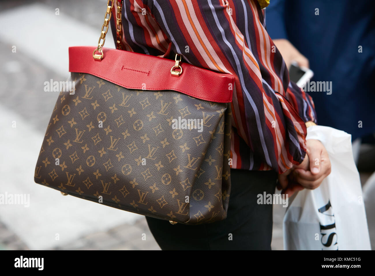 Milán - 23 de septiembre: mujer con Louis vuitton bolso con borde rojo y  camisa a rayas antes de antonio marras Fashion Show, la semana de la moda de  Milán street sty