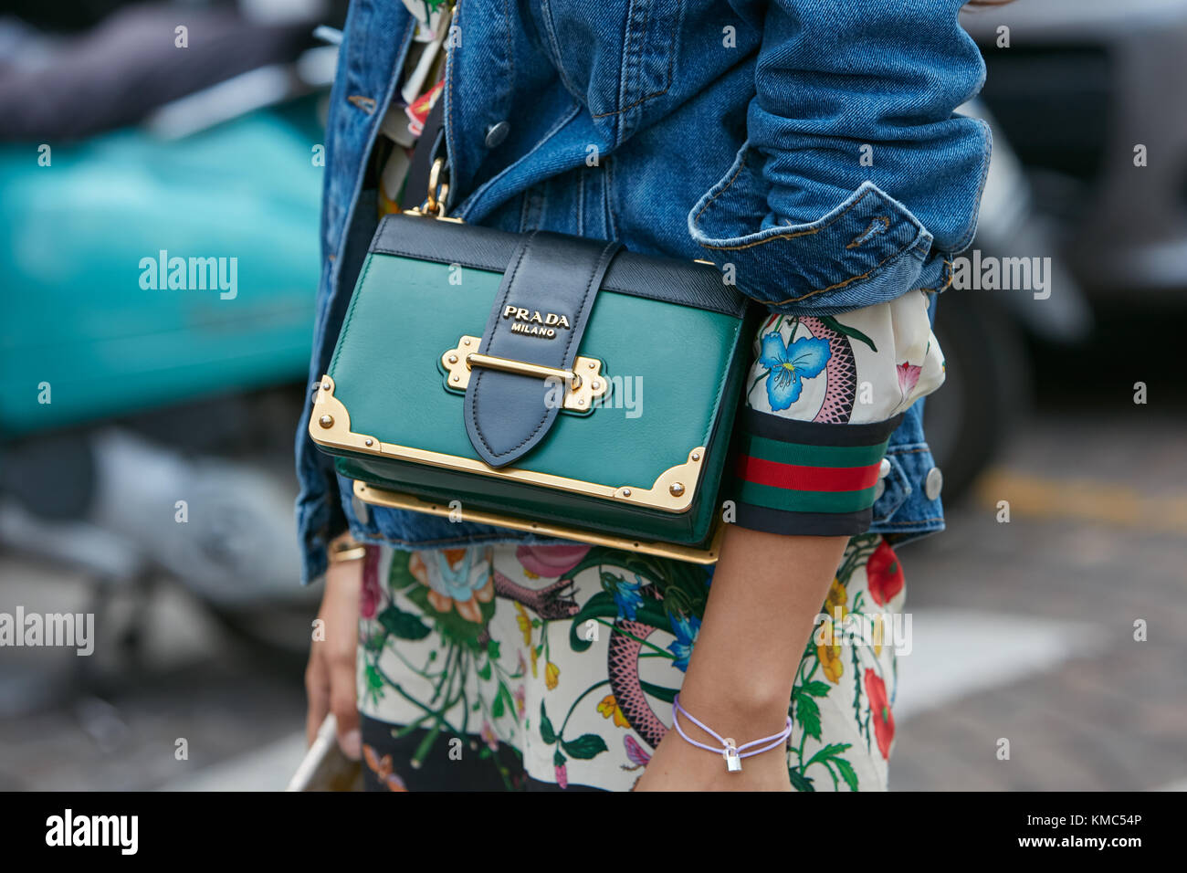 Milán - 23 de septiembre: mujer con bolsa de prada verde y pantalones  vaqueros chaqueta antes de antonio marras Fashion Show, la semana de la  moda de Milán street style septembe Fotografía