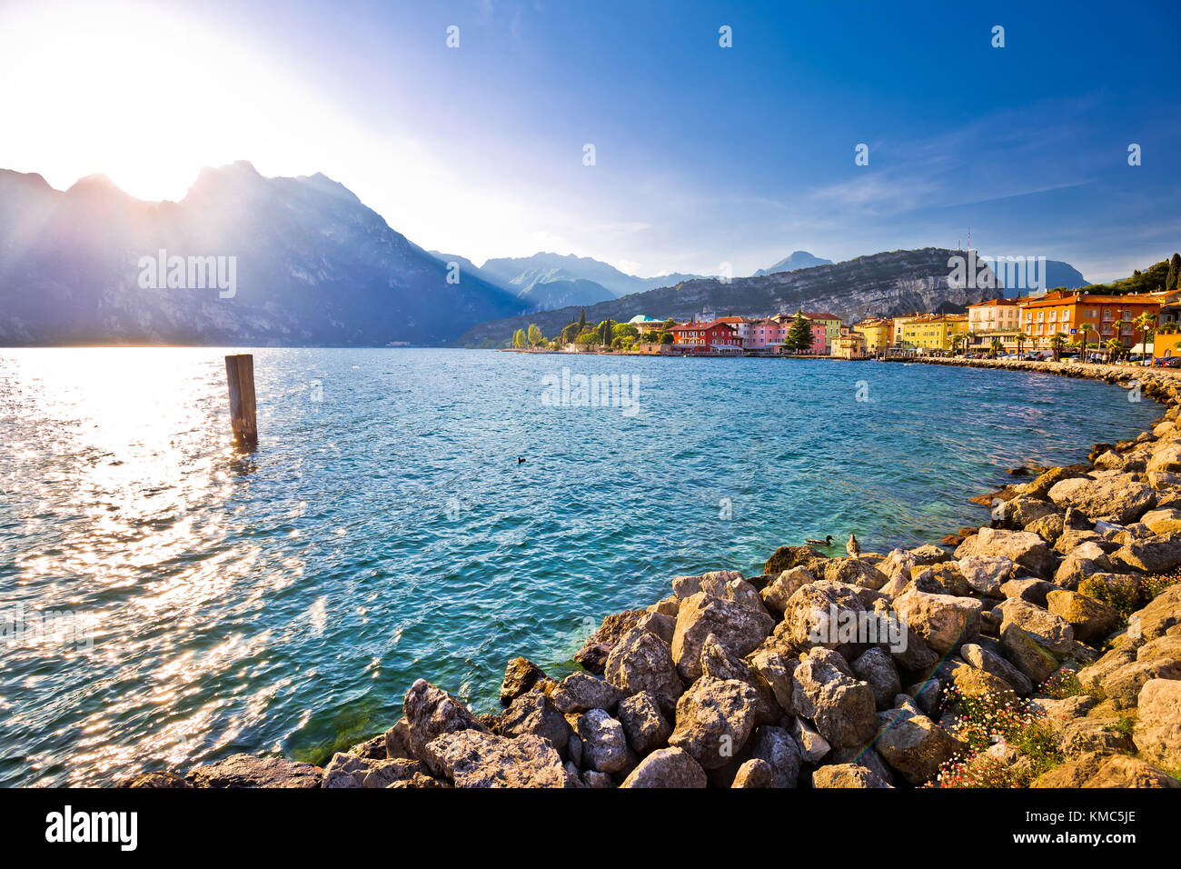 Lago di Garda ciudad de Torbole vista del atardecer, Región de Trentino-Alto Adigio Italia Foto de stock