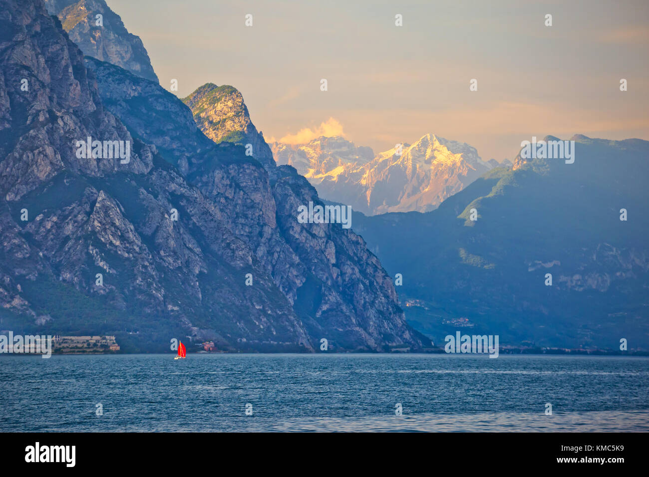 Lago di Garda y altos acantilados, Región de Trentino-Alto Adigio Italia Foto de stock