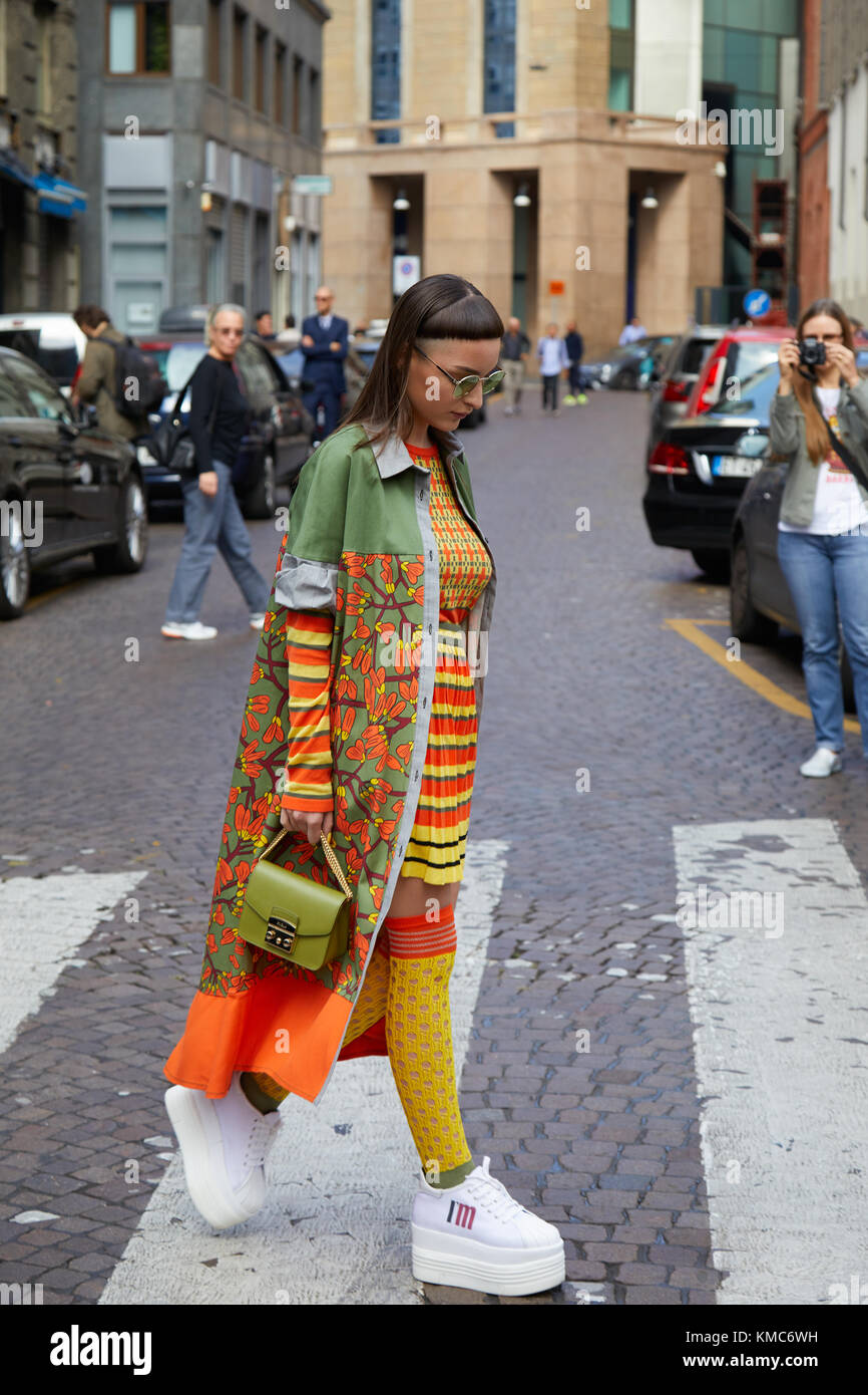 Milán - 23 de septiembre: mujer con naranja, verde, amarillo, ropa y zapatos de tacón de cuña blanco antes de antonio marras Fashion Show, semana de moda de Milán stre