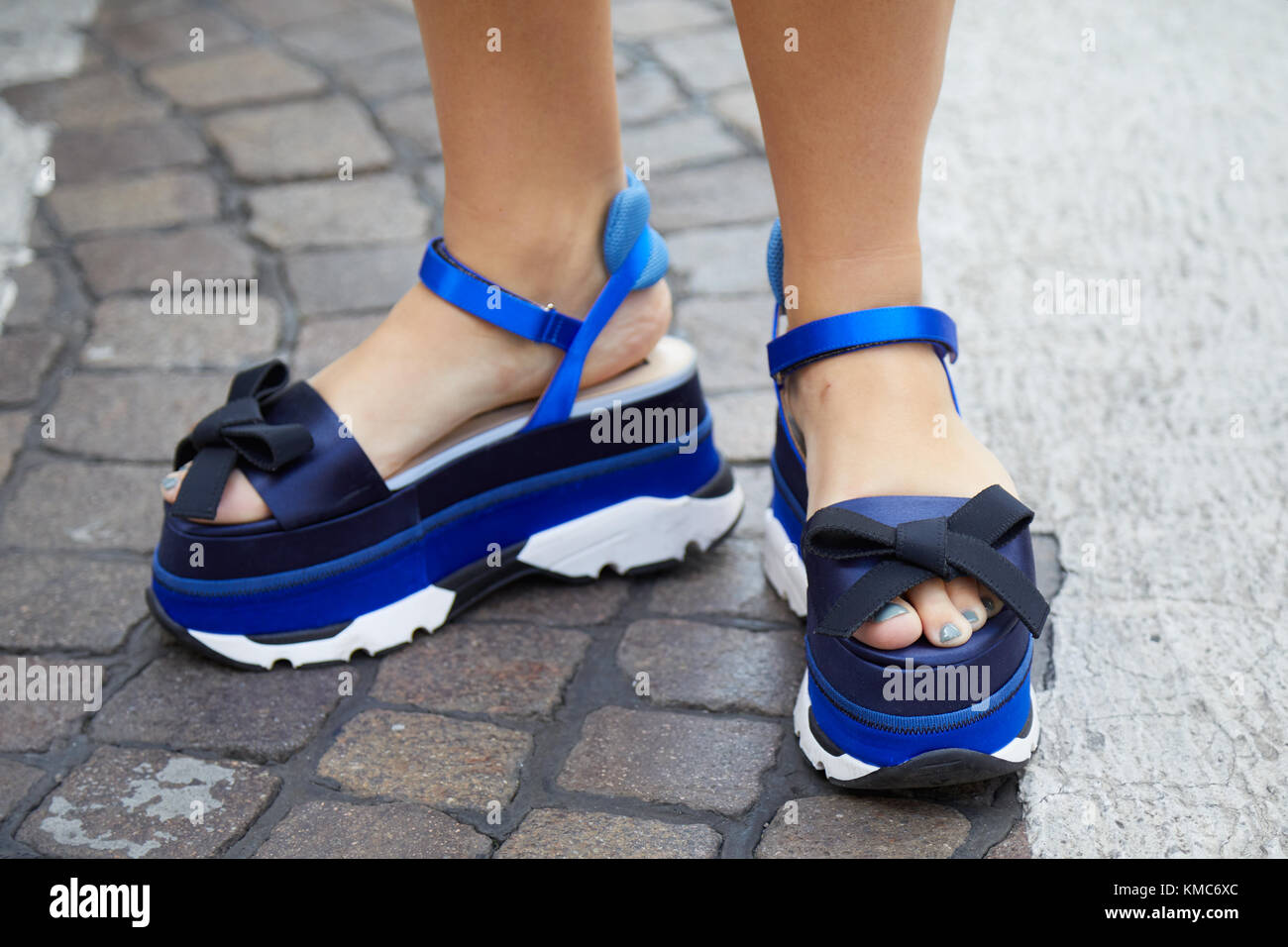 Woman sandals nail polish fotografías e imágenes de alta resolución - Alamy
