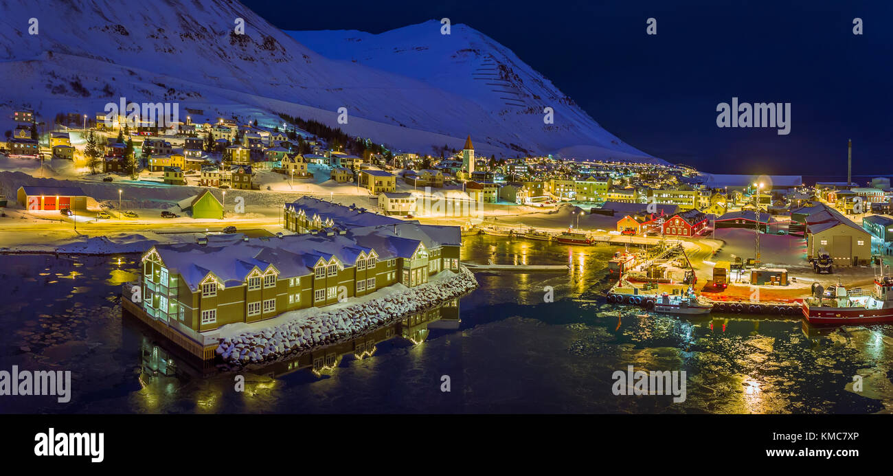 Invierno, Siglufjörður Anuncios, al norte de Islandia. Esta imagen está rodada con un zumbido. Foto de stock