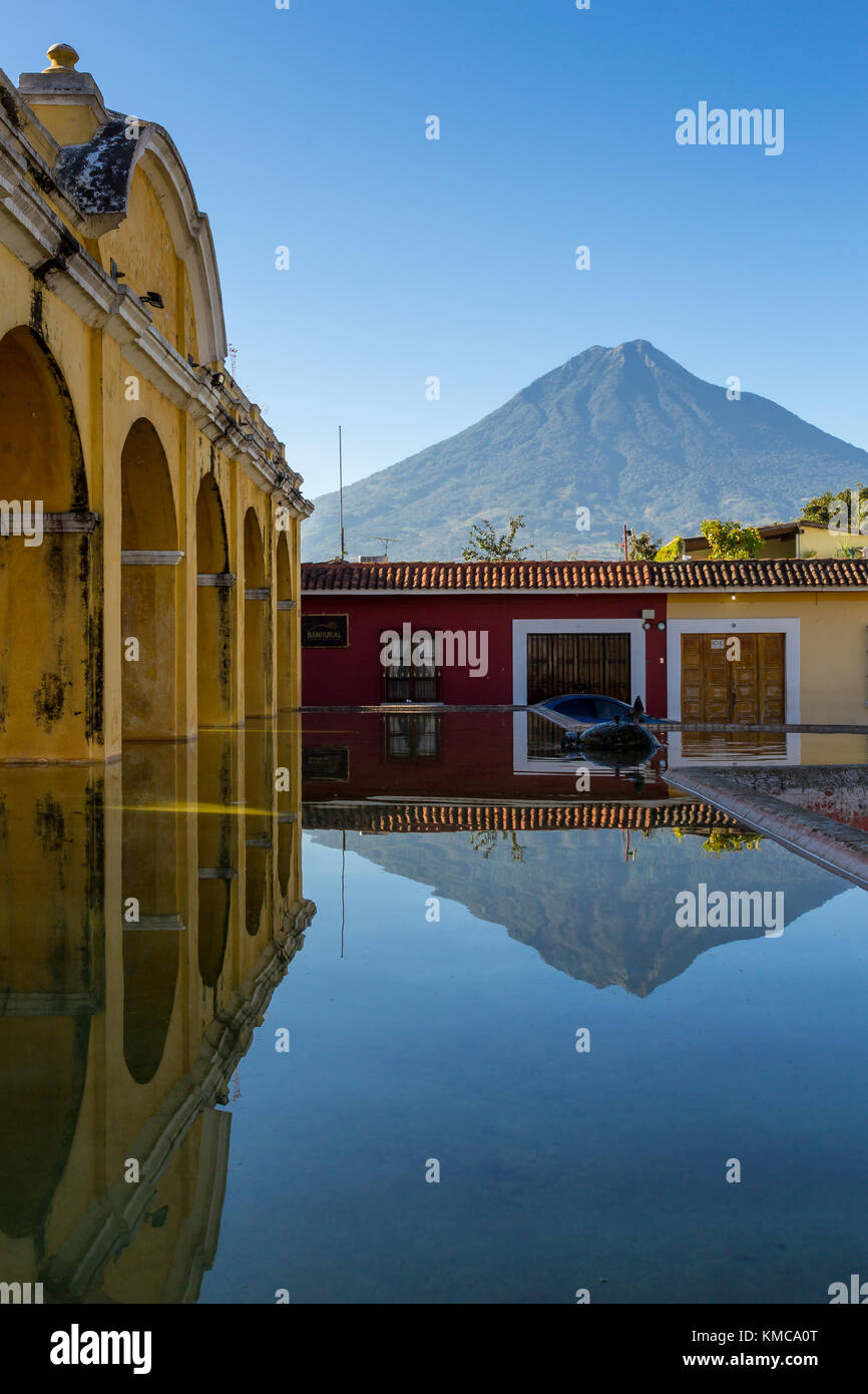 Tanque de la Unión con el volcán agua en el fondo | Antigua | Guatemala Foto de stock