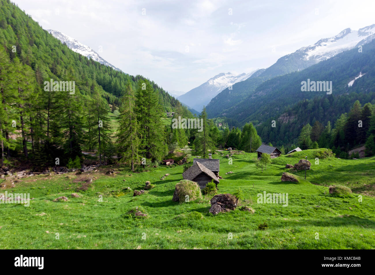 Vivienda de madera en un valle cerca de Fusio, distrito de Vallemaggia en el cantón del Tesino, Suiza. Foto de stock