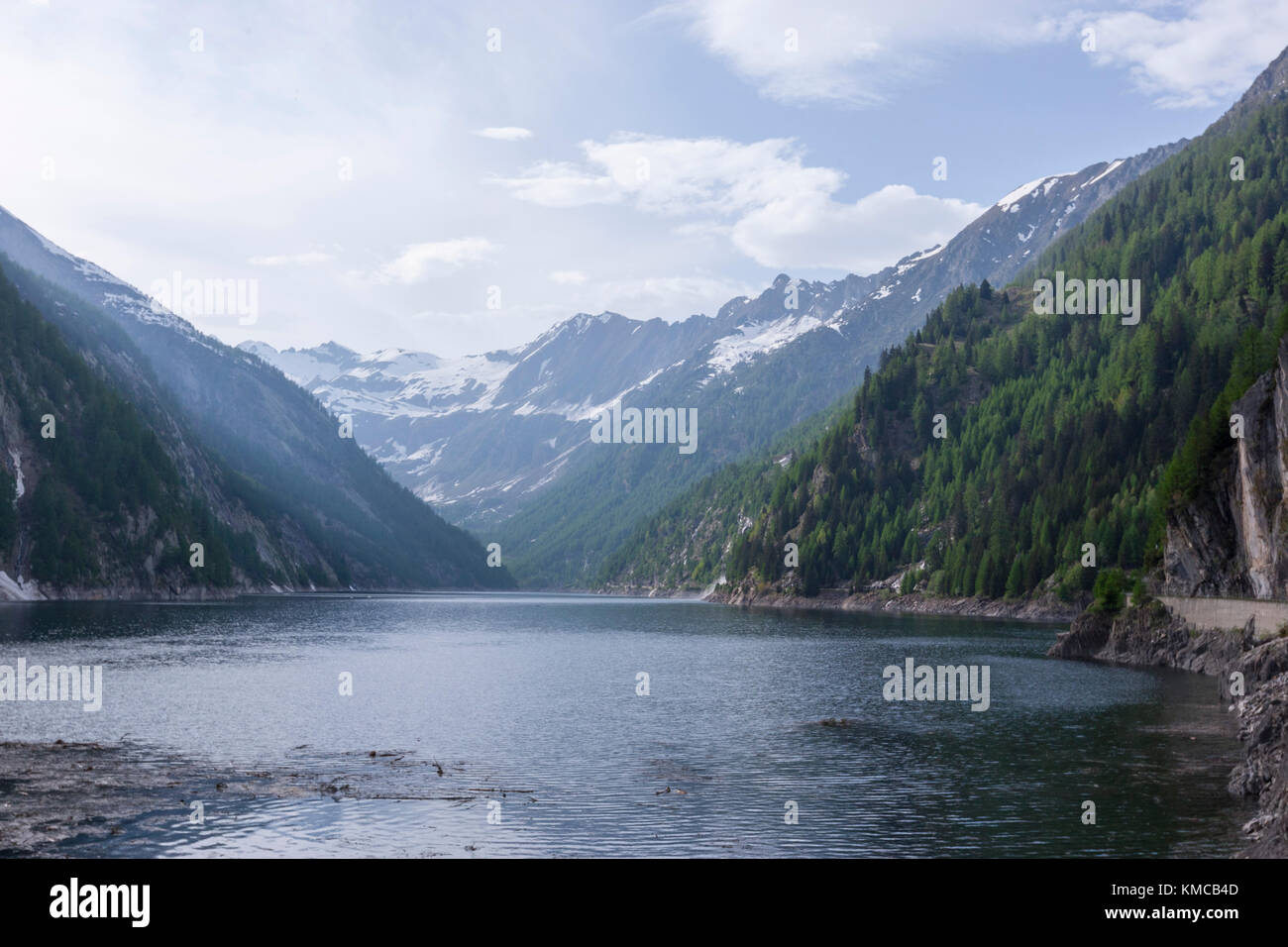 Lago del Sambuco es un depósito encima Fusio, en el municipio de Lavizzara, Tesino, Suiza. Foto de stock