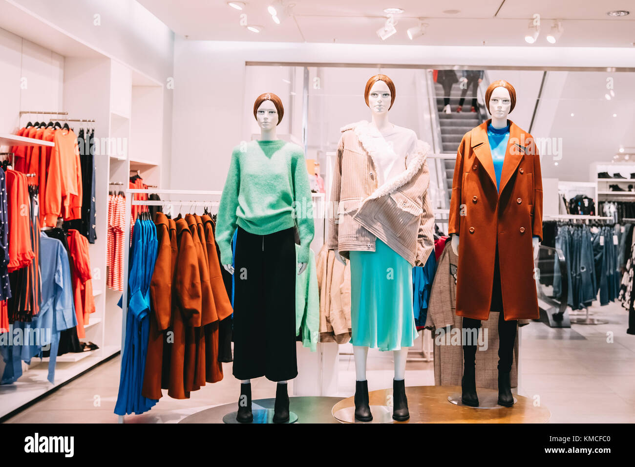 Maniquíes vestidos de mujer mujer ropa casual en la tienda del centro  comercial Fotografía de stock - Alamy