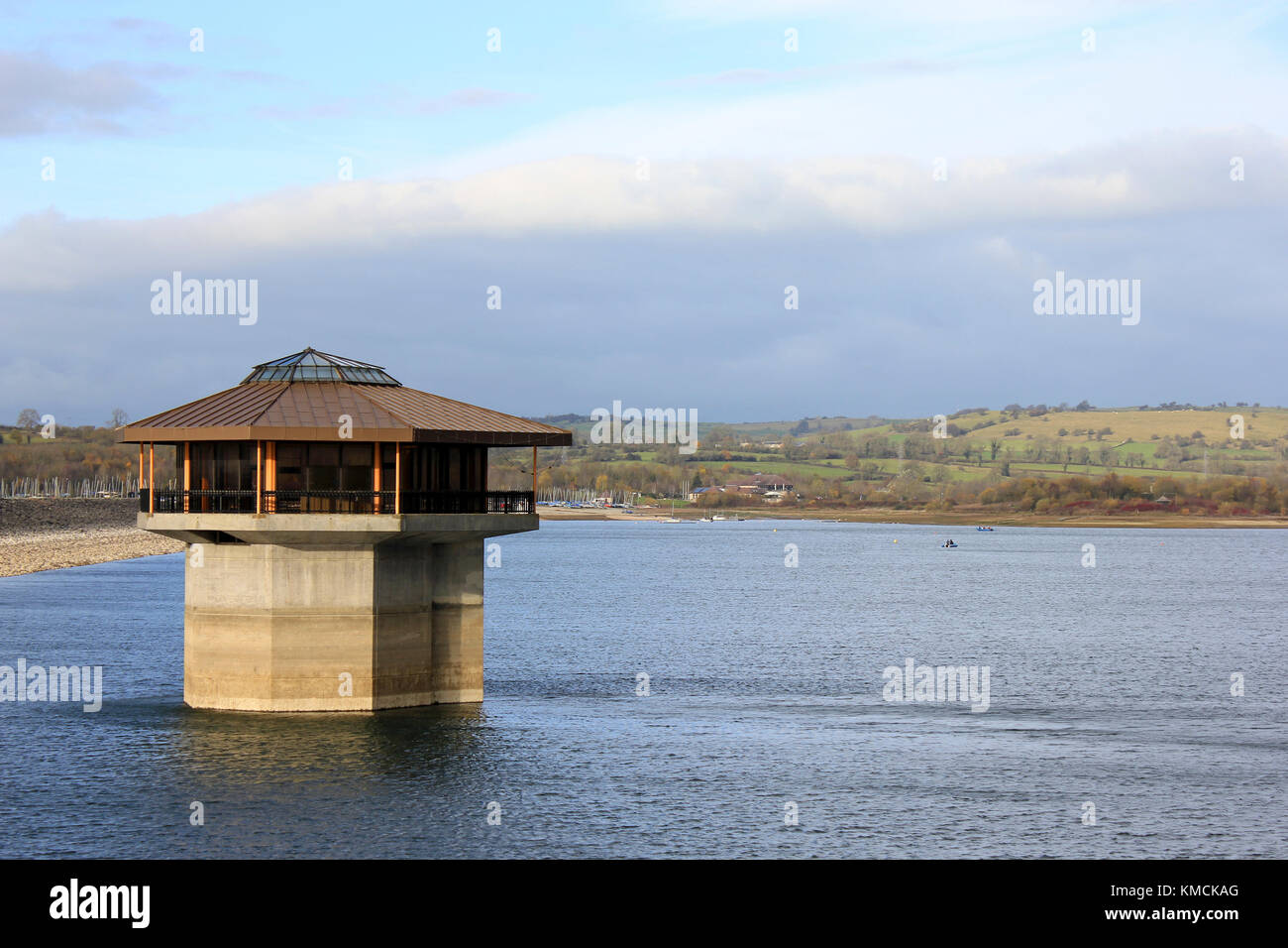 Torre de Control en un día otoñal en agua Carsington Foto de stock