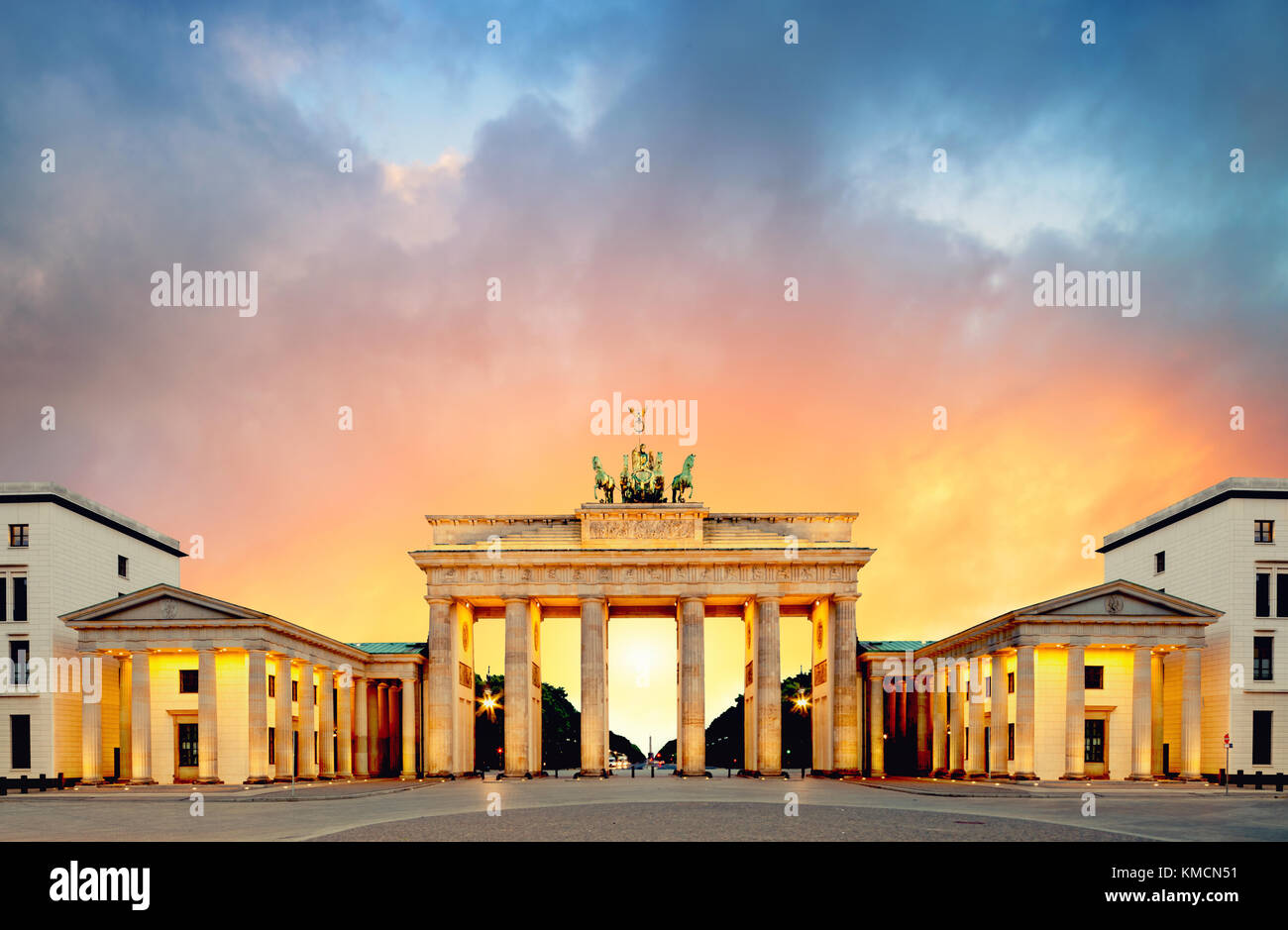 La Puerta de Brandenburgo (Brandenburger Tor) en Berlín, Alemania, en un atardecer, imagen panorámica Foto de stock