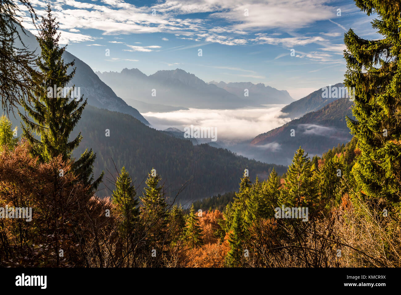 Temprano en la mañana bajo las nubes colgando en un valle de montaña cerca de Auronzo di Cadore, Belluno, Véneto, en el norte de Italia, de Europa. Foto de stock
