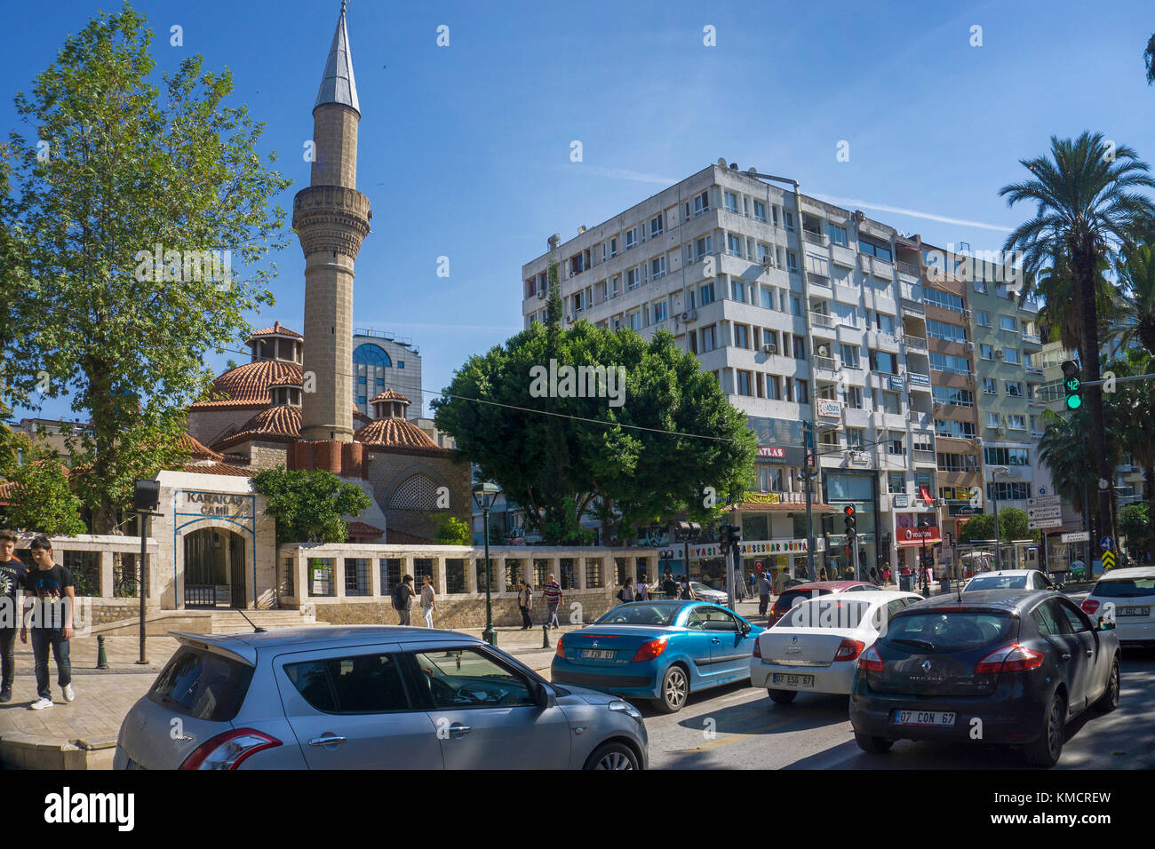 Mezquita atatuerk Caddesi, frente hadrians gate, Antalya, la Riviera turca, Turquía Foto de stock