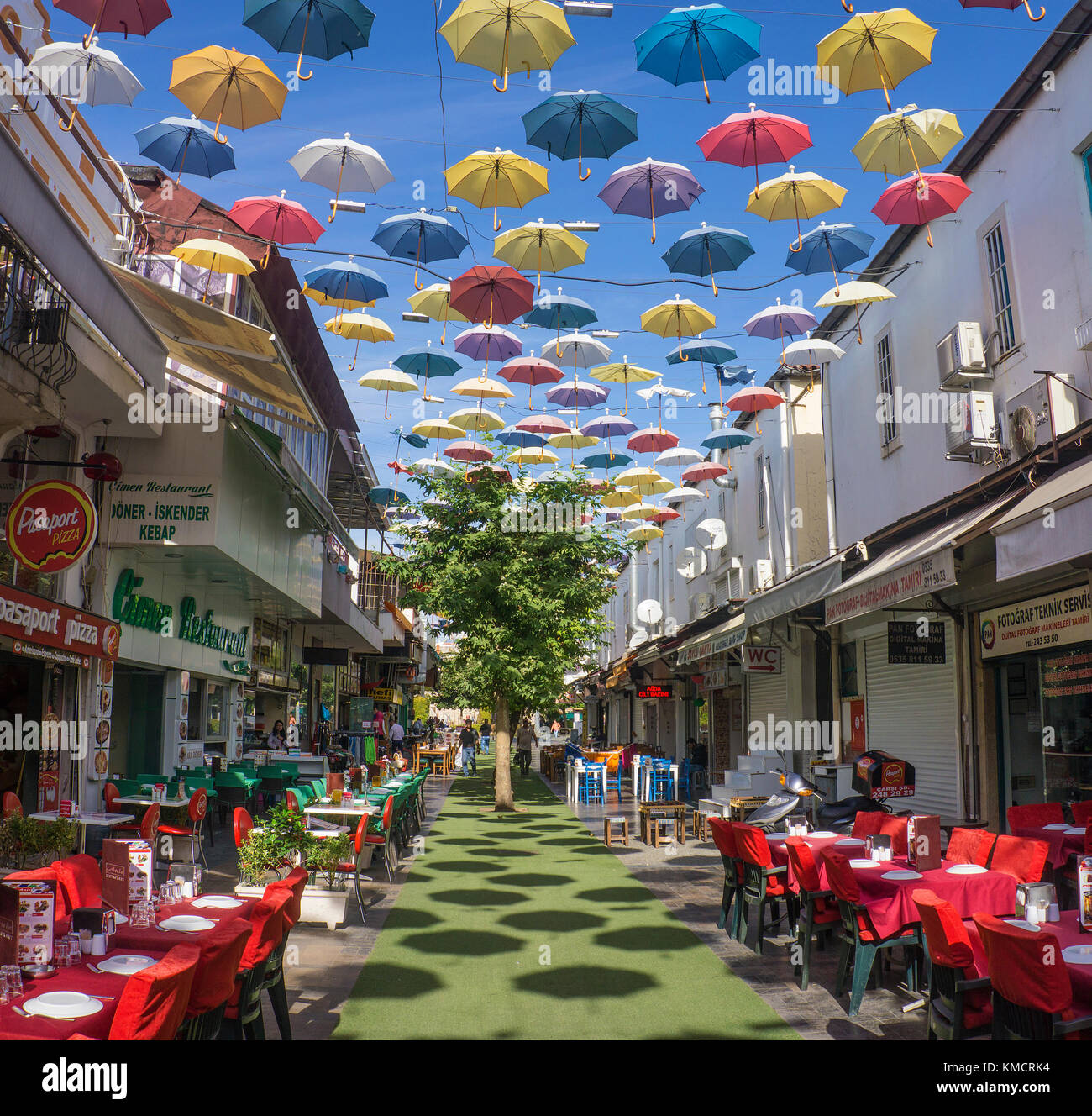 Calle paraguas de antalya fotografías e imágenes de alta resolución - Alamy