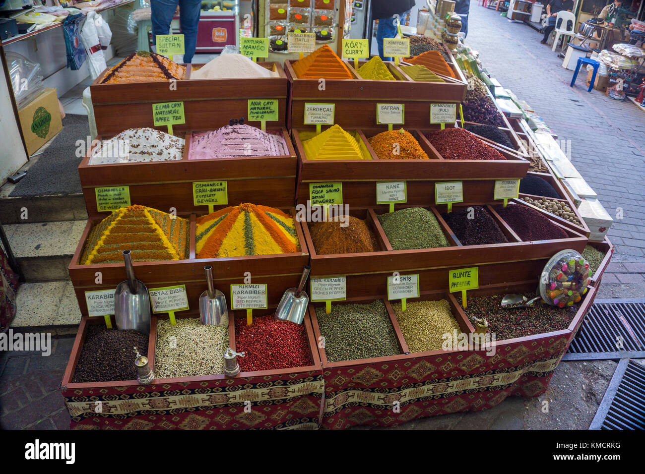 Las especias y las hierbas en una tienda, el bazar de la ciudad vieja kaleici, Antalya, la Riviera turca, Turquía Foto de stock