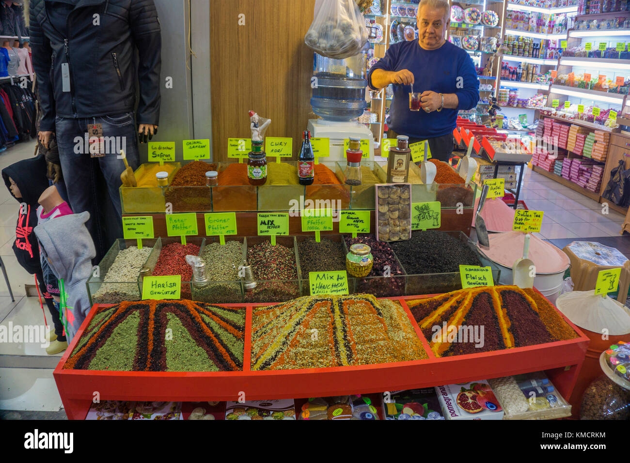 Las especias y las hierbas en una tienda, el bazar de la ciudad vieja kaleici, Antalya, la Riviera turca, Turquía Foto de stock