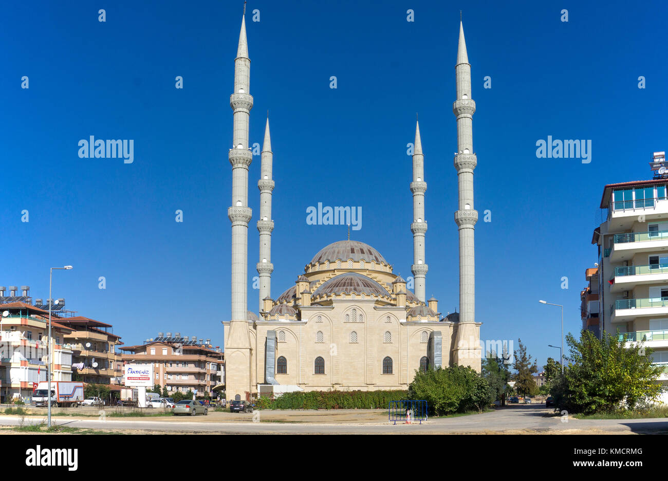 Con cuatro minaretts kuelliye mezquita en Manavgat, provincia de Antalya, Turquía Foto de stock