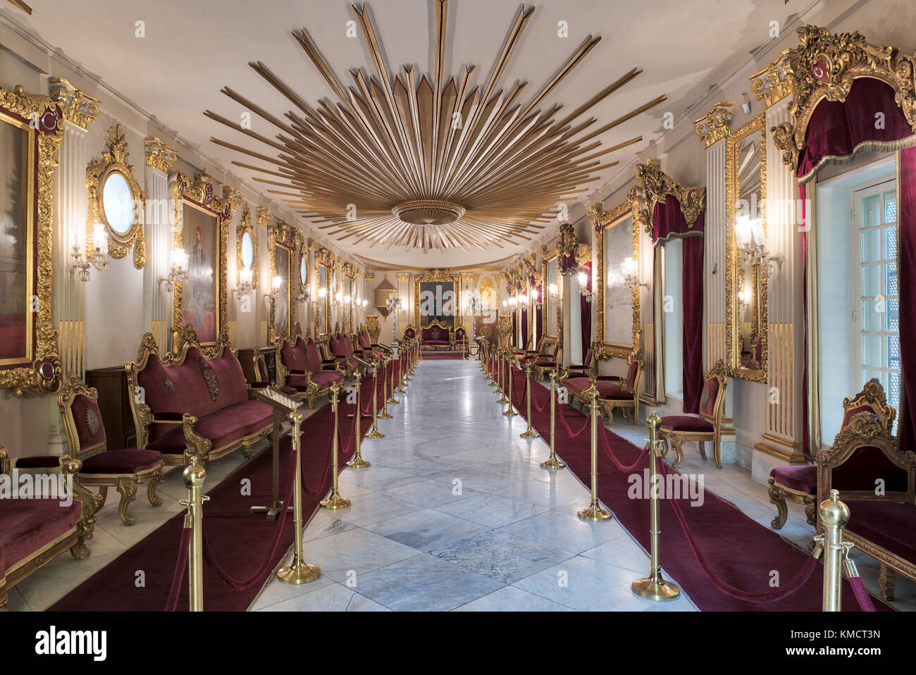 Salón del Trono en manial palacio del príncipe Mohammed Ali tewfik con chapado en oro rojo sillones antiguos, lámparas de piso y techos, Cairo, Egipto Foto de stock