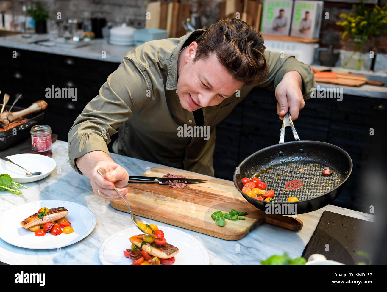 Hamburgo, Alemania. 6 Dec, 2017. El chef británico Jamie Oliver cocina en la cocina de la escuela culinaria en Hamburgo, Alemania, el 6 de diciembre de 2017. Oliver también presentó su libro "5 ingredientes · Recetas de comida rápida y fácil". Crédito: Axel heimken/dpa/alamy live news Foto de stock