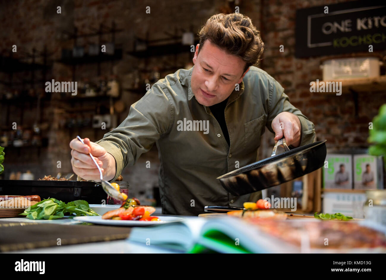 Hamburgo, Alemania. 6 Dec, 2017. El chef británico Jamie Oliver cocina en la cocina de la escuela culinaria en Hamburgo, Alemania, el 6 de diciembre de 2017. Oliver también presentó su libro "5 ingredientes · Recetas de comida rápida y fácil". Crédito: Axel heimken/dpa/alamy live news Foto de stock