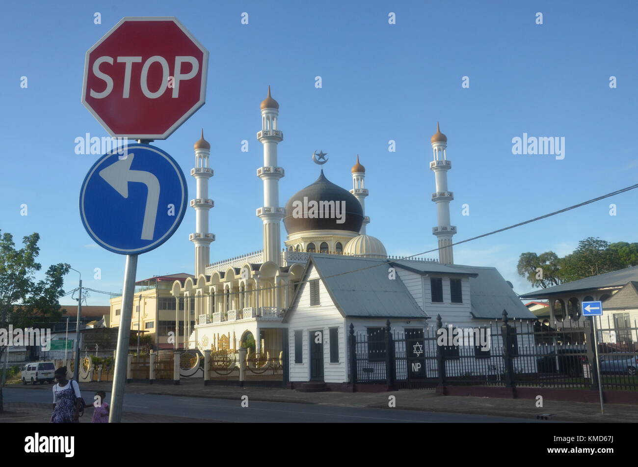 Surinam, Paramaribo. 21 Nov, 2017. La imagen de una gran mezquita tomadas en la capital de Surinam, Paramaribo, 21 de noviembre de 2017. A pesar de tener una población de sólo 550.000 habitantes, hay una gran variedad religiosa en esta ciudad. Una de las mayores congregaciones aquí es el de la fraternidad evangélica, fundada en Sajonia's herrnhut. Crédito: Georg ismar/dpa/alamy live news Foto de stock