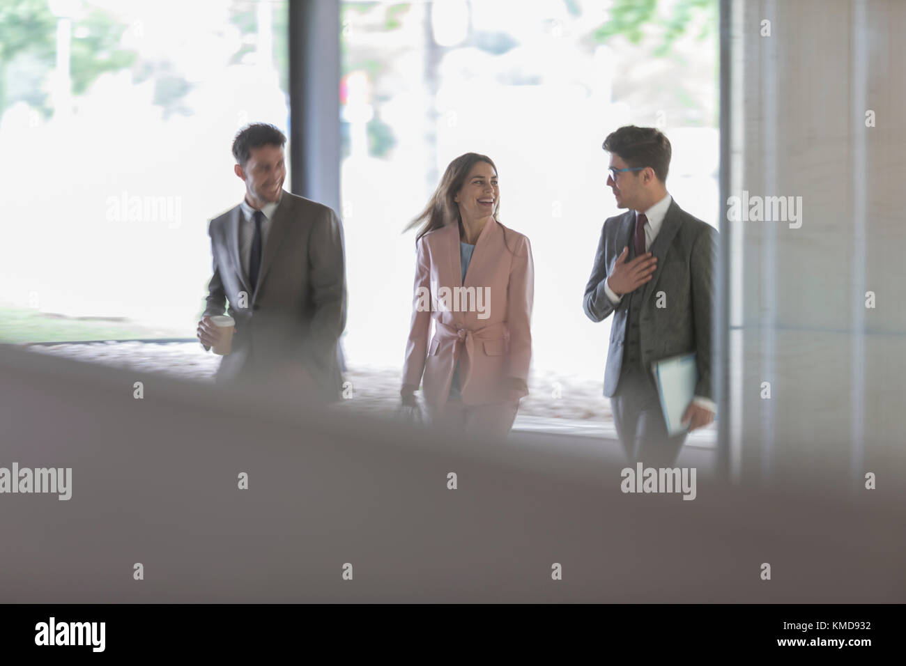 La gente de negocios a caminar y hablar en la oficina Foto de stock