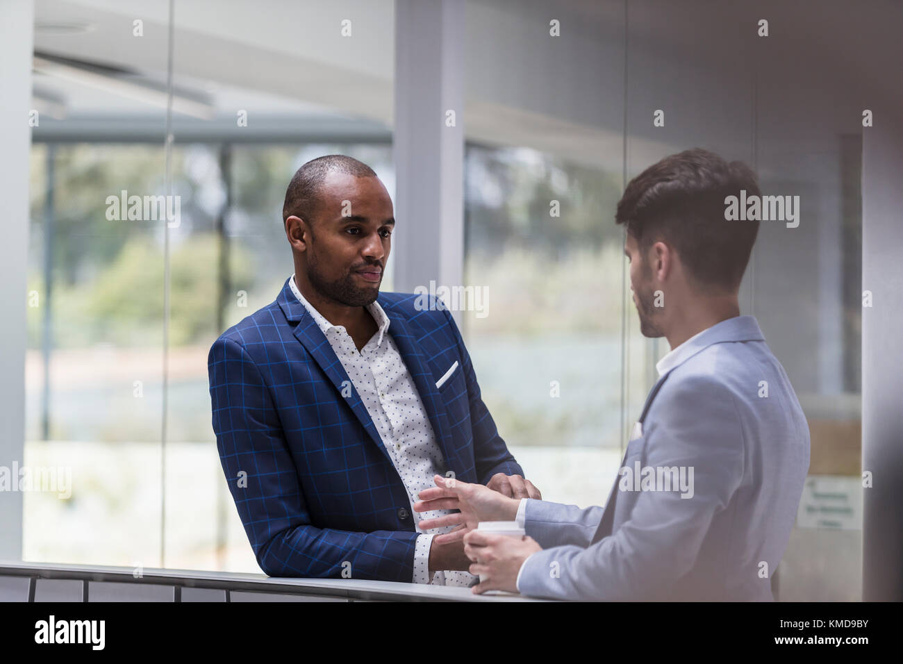 Los empresarios hablando en Office Foto de stock