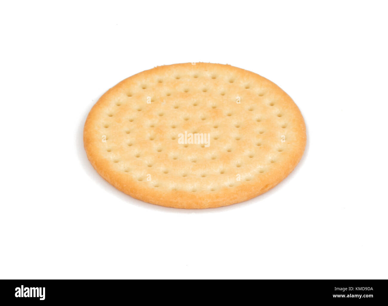 Genérico redonda simple snack galletas cracker aislado sobre fondo blanco. Foto de stock
