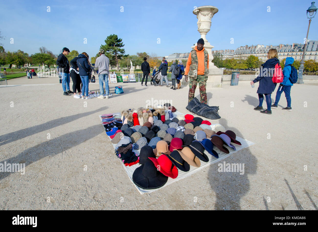París, Francia. Jardín de las Tullerías. Hombres del norte de África que venden recuerdos Foto de stock