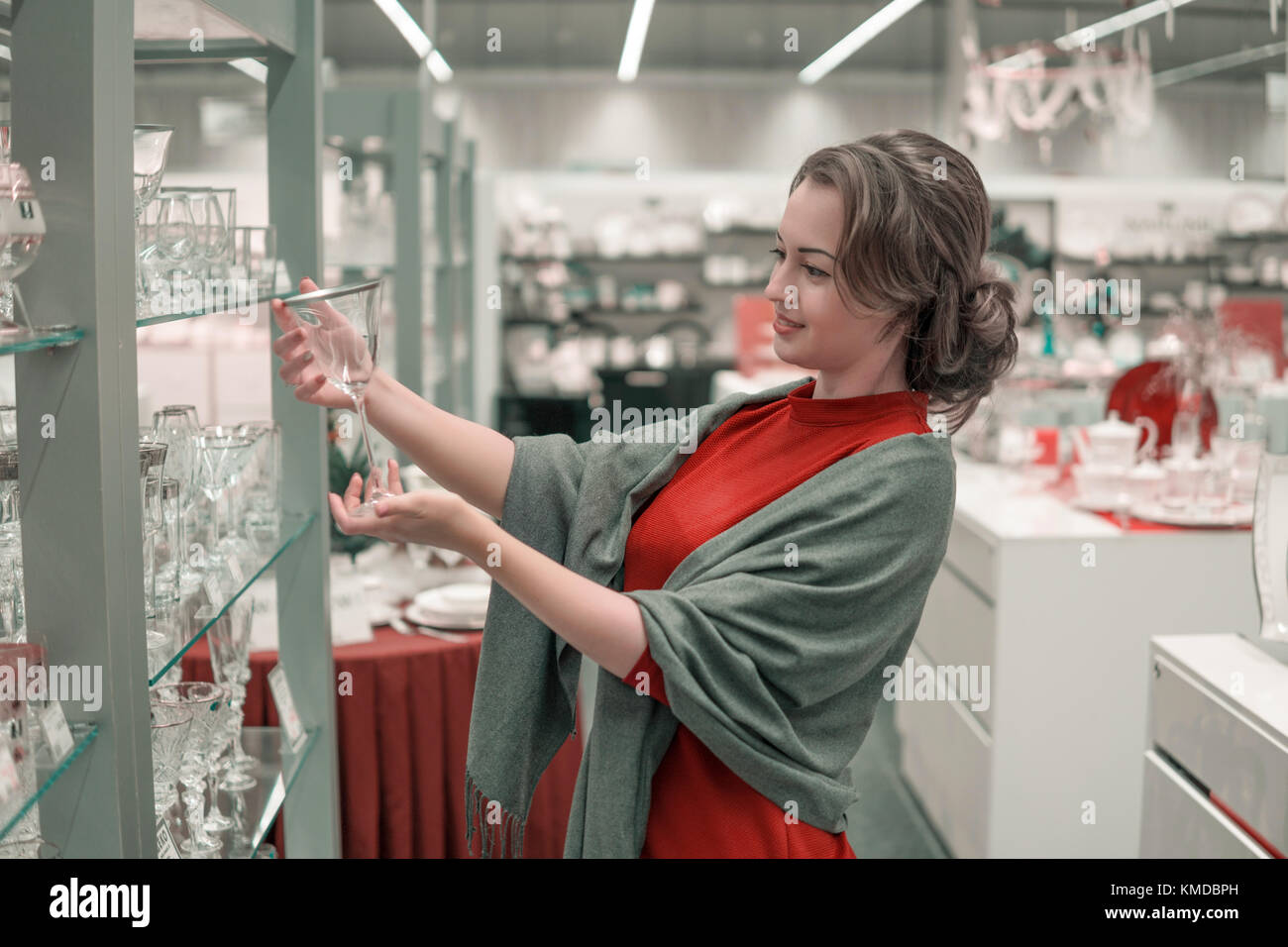 El cliente elegir vasos de cristal utensilios y platos en el