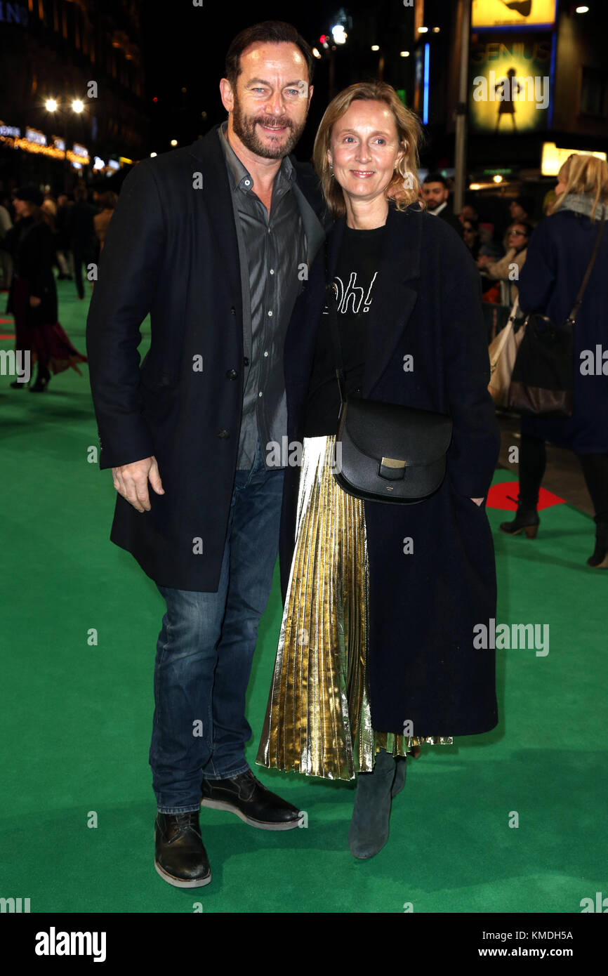 Jason Isaacs y esposa Emma Hewitt asistieron al estreno británico de Molly's Game, en Vue West End, Leicester Square, Londres. Asociación de la prensa de la foto. Imagen Fecha: Miércoles, 6 de diciembre de 2017. Crédito de la foto debe leer: Jonathan Brady PA/cable Foto de stock