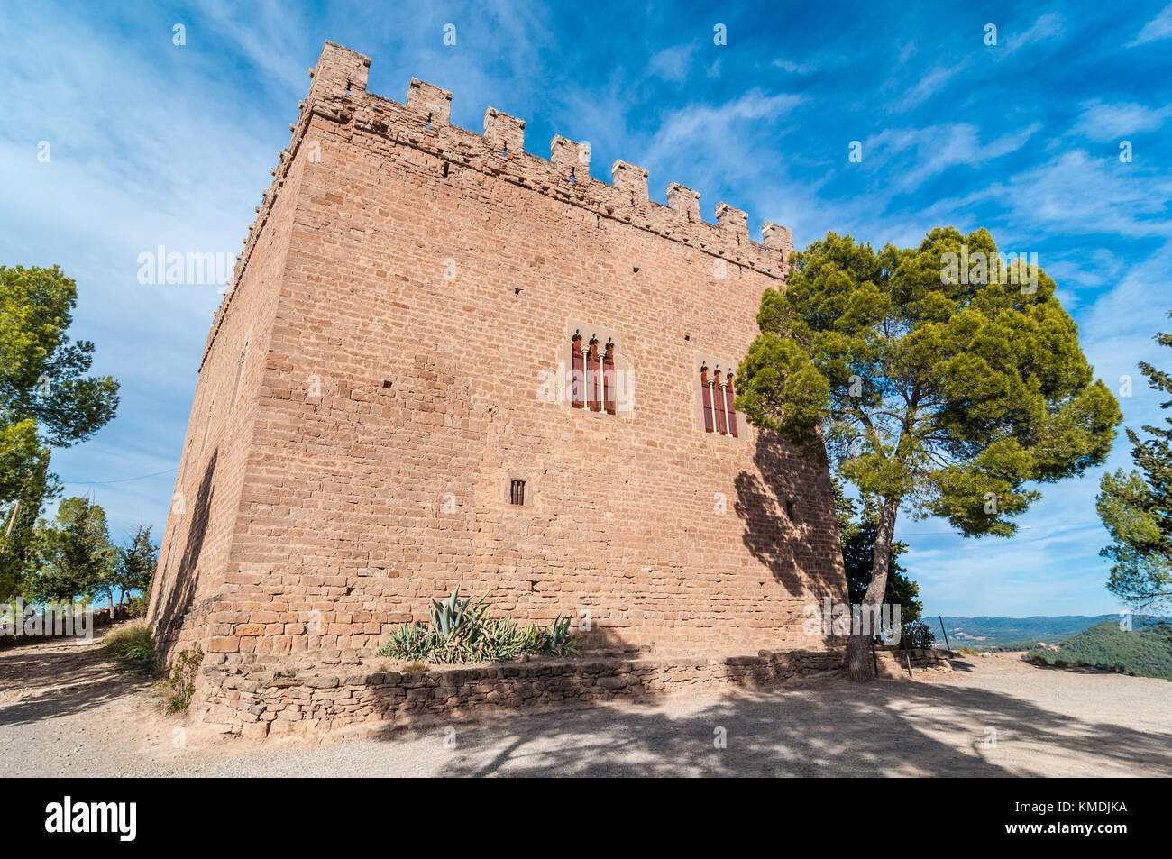 Balsareny castillo fortaleza de estilo gótico fechado en 931 y situado encima de una colina en la ciudad de Balsareny, Cataluña Foto de stock