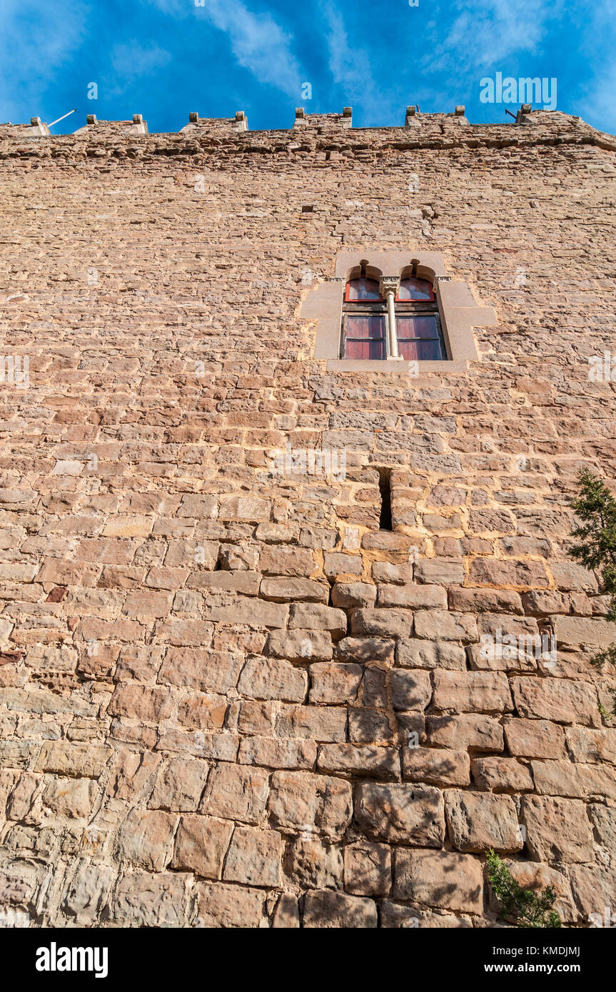 Vista de un muro de piedra con una ventana en el castillo de Balsareny, fortaleza de estilo gótico fechado en 931 y situado encima de una colina en la ciudad de Balsareny, Cata Foto de stock