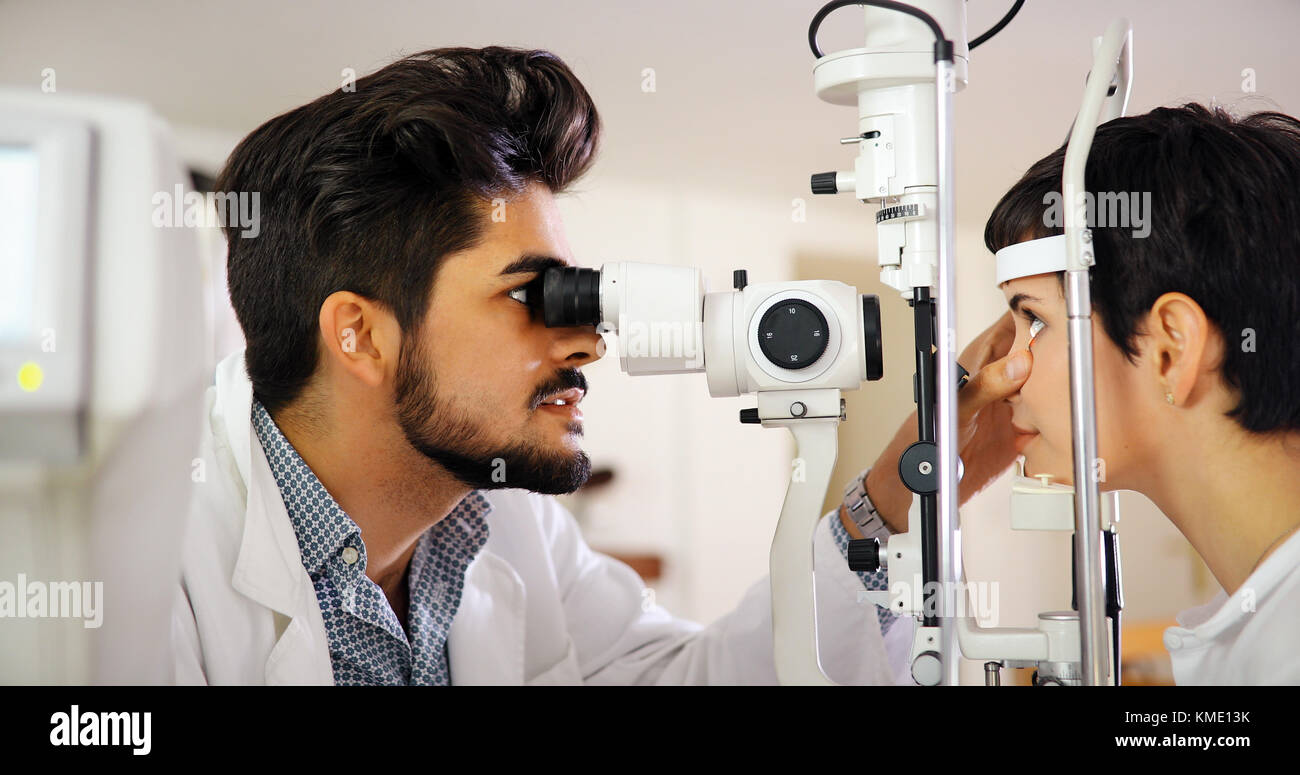 Chica mujer en oftalmología clínica para la detección de dioptrías Foto de stock