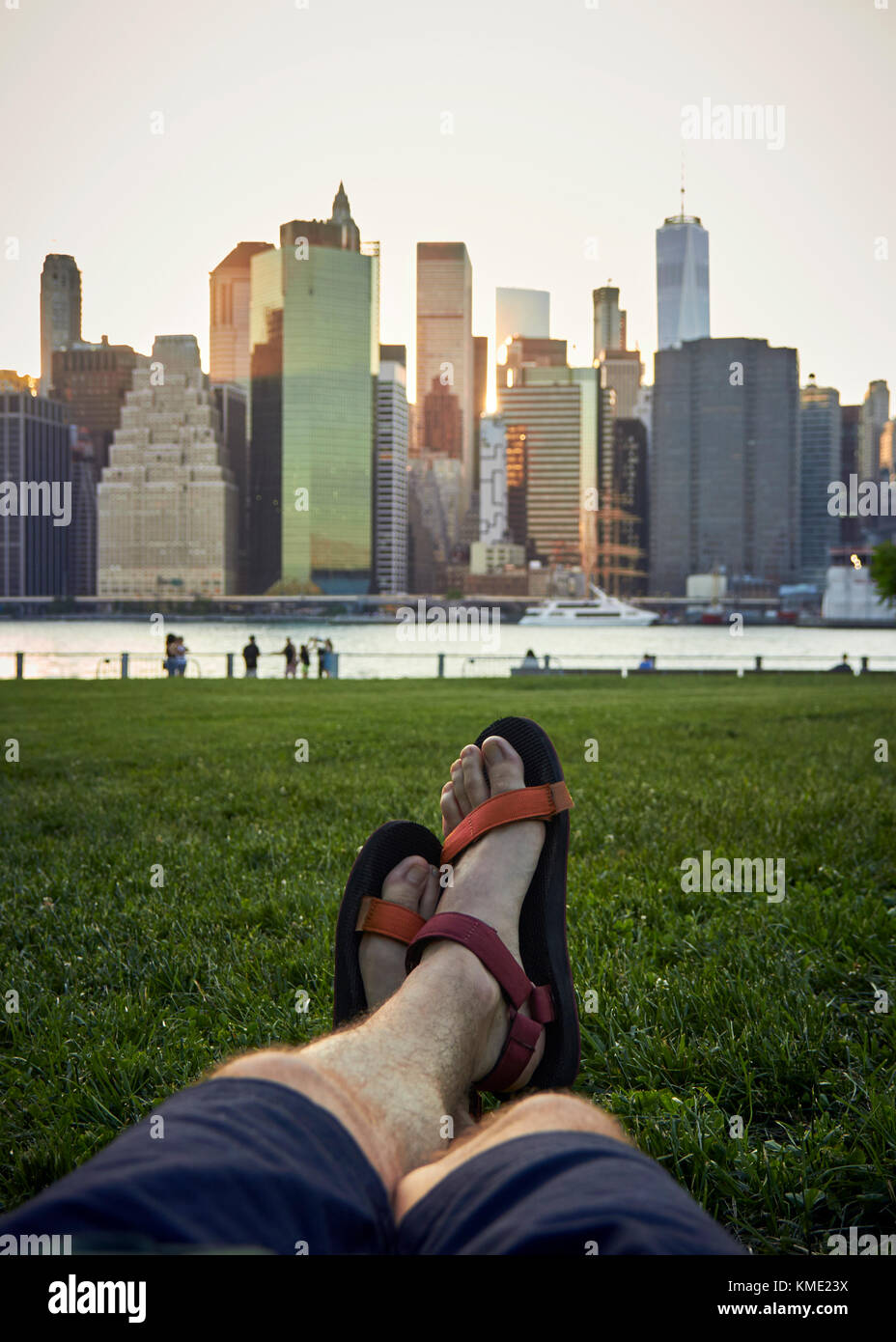 Descanso para pies en sandalias en la pasto verde en Manhattan sunset  Fotografía de stock - Alamy