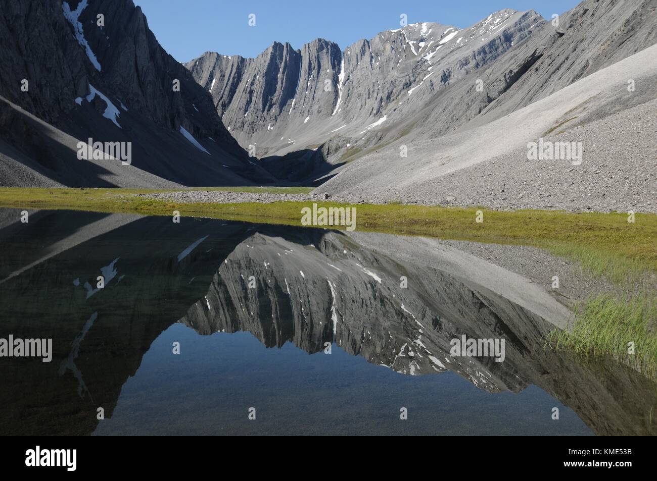 Un pequeño lago de montaña que se asienta en el valle en el itkillik oolah preservar a las puertas del parque nacional del ártico y preservar el 30 de julio de 2014 cerca de Coldfoot, Alaska. (Foto por cadence c. Cook a través planetpix) Foto de stock