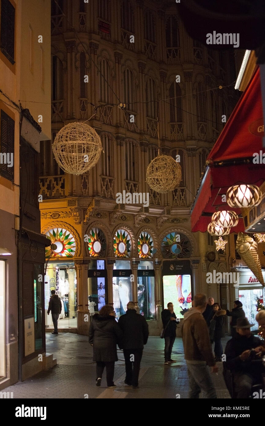 Palma de Mallorca, Islas Baleares, España - 5 de diciembre de 2017: la  ciudad vieja y la tienda real madrid la noche con luz de Navidad adornos en  diciembre 5 Fotografía de stock - Alamy