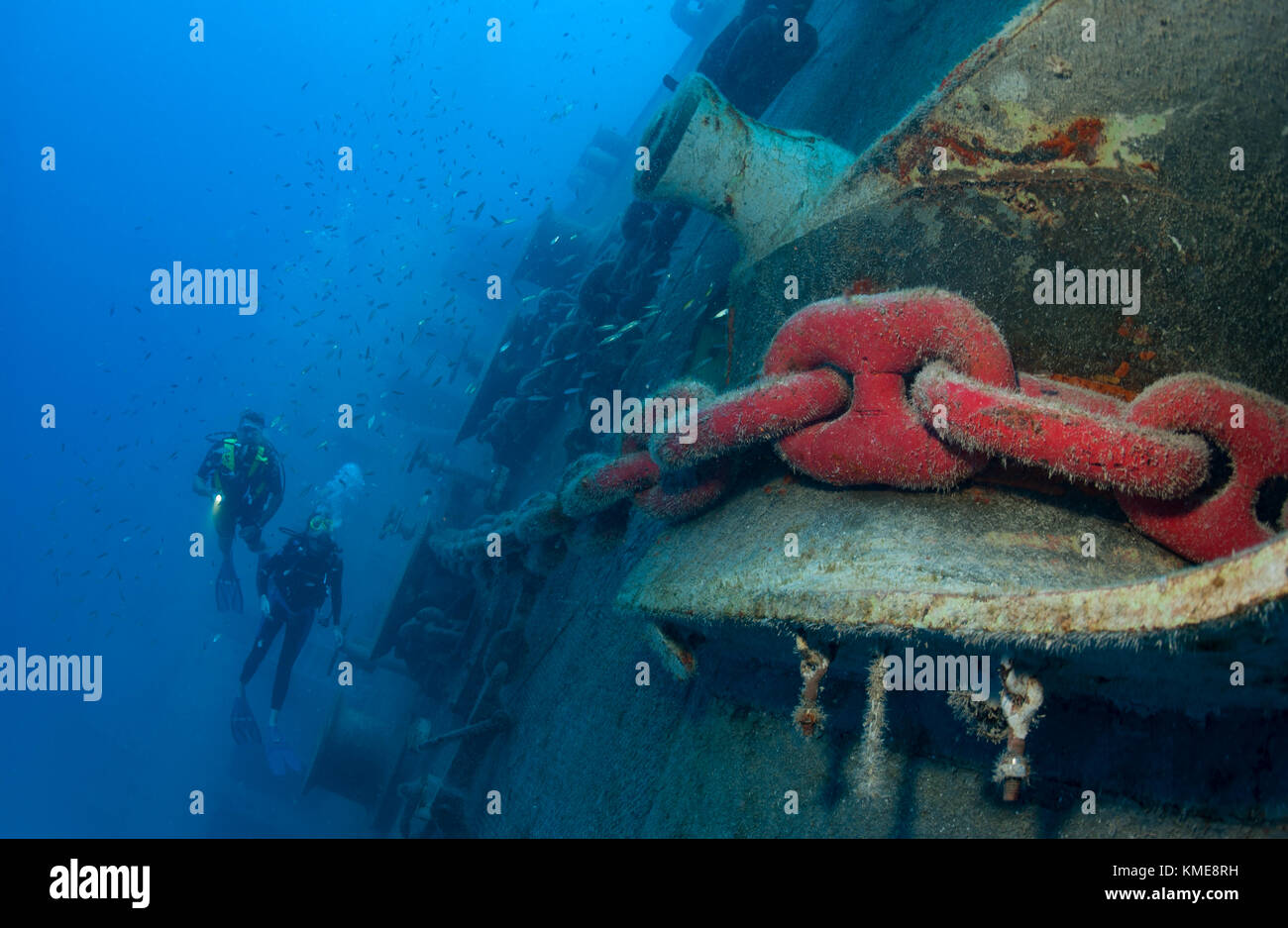 Los buceadores siga la cadena de ancla a la proa del USS spiegel Grove, Key Largo, Florida Foto de stock