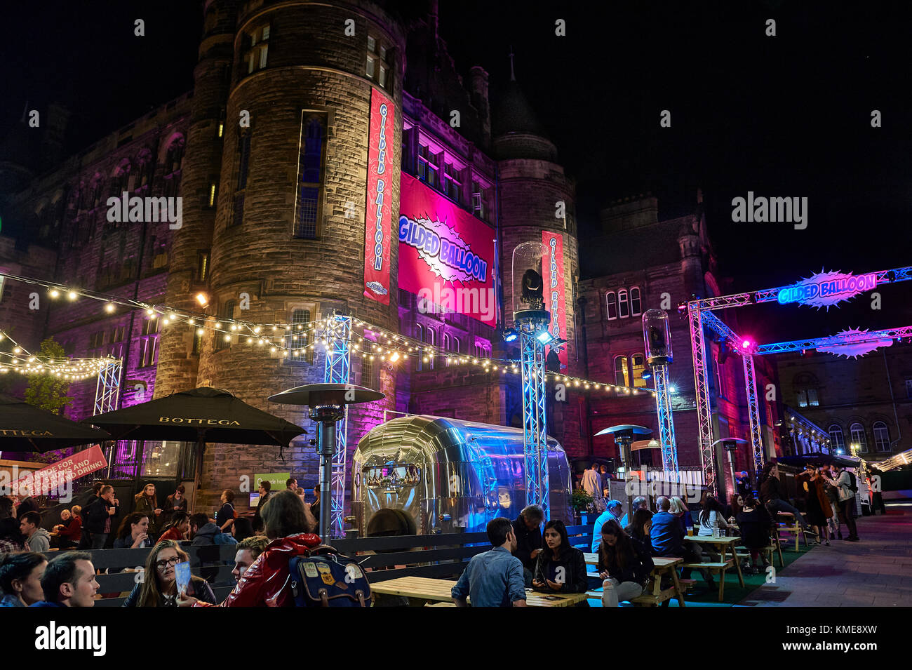 Sede en globo dorado Fila Teviot casa durante el Festival de Edimburgo en la noche Foto de stock