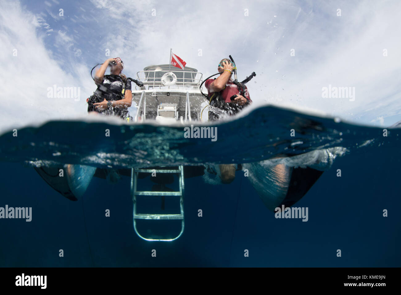Los buzos entrar en el agua haciendo zancada gigante. Foto de stock