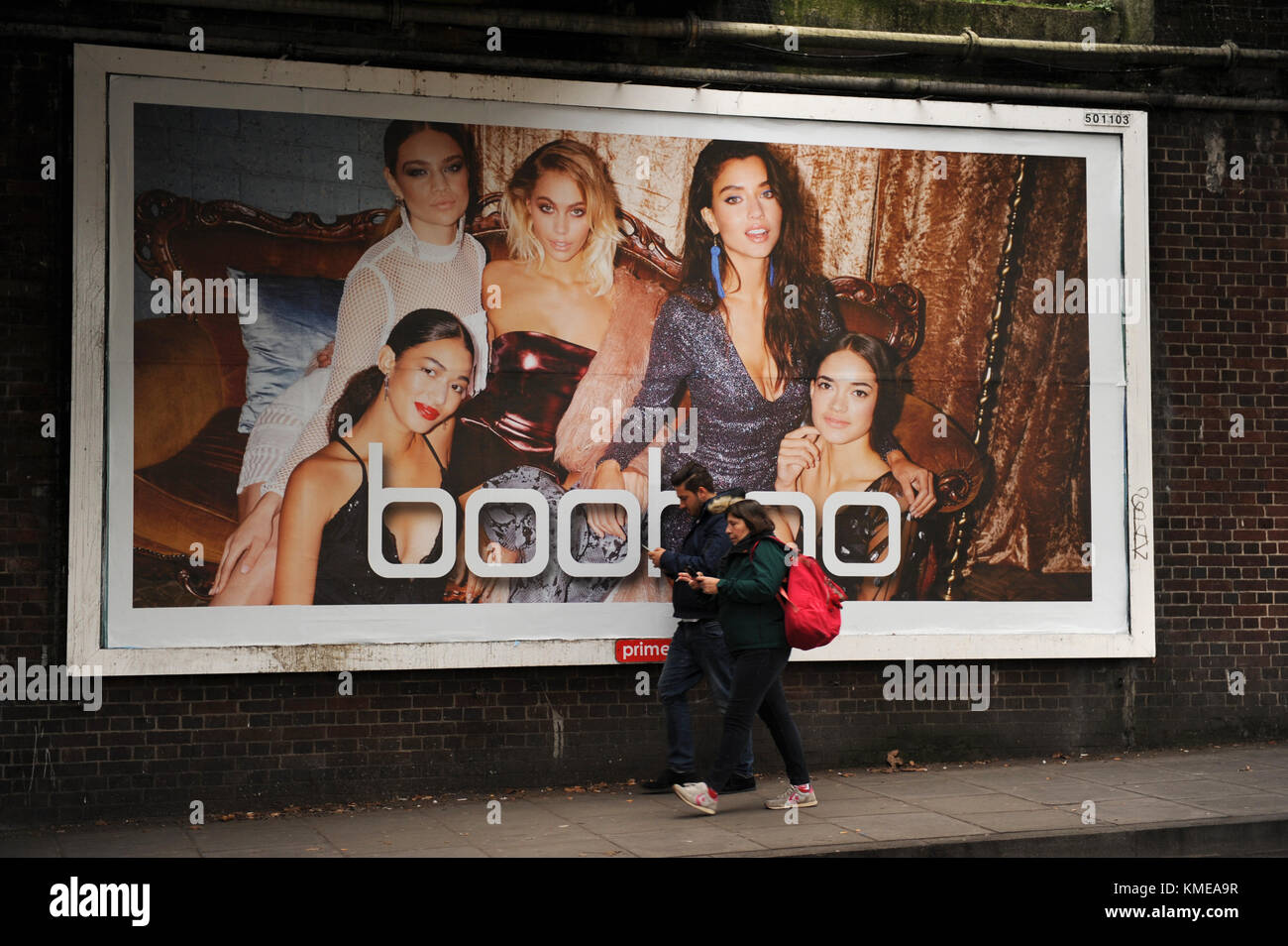 Analgésico Hola Egoísmo Un cartel publicitario para la tienda online boohoo en East Finchley,  Londres Fotografía de stock - Alamy