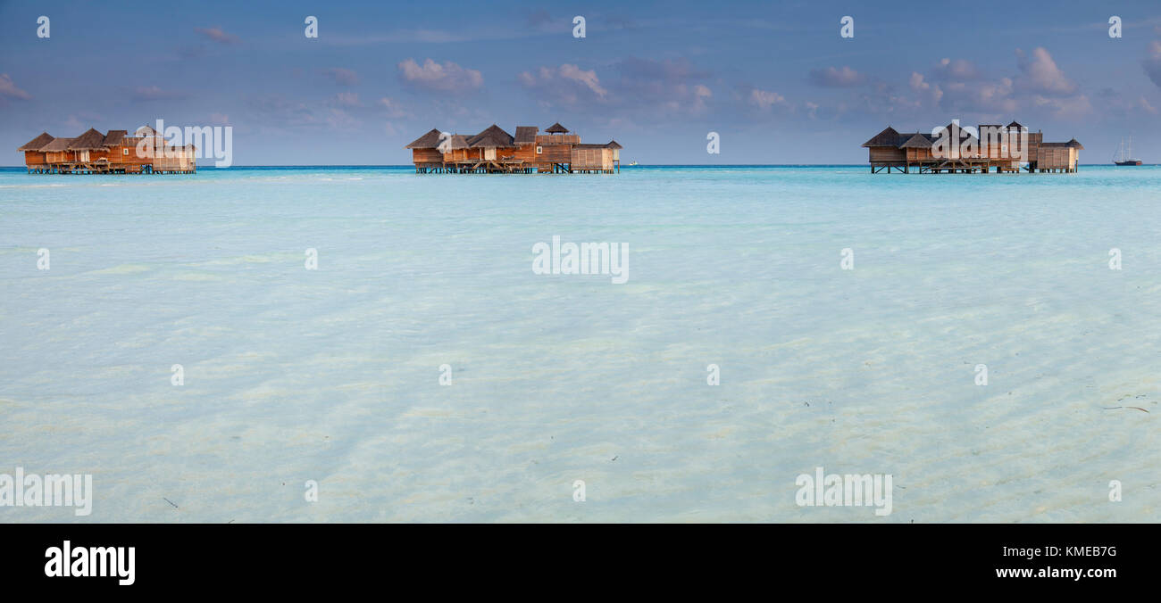 Tres cabañas de pilotes sobre el mar, Gili Lankanfushi, Maldivas Foto de stock