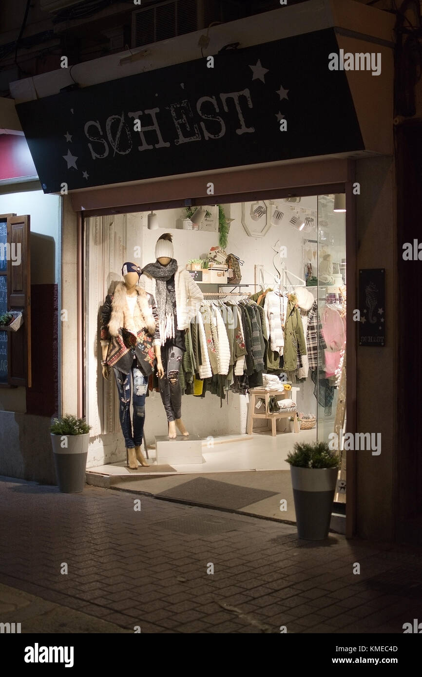 Palma de Mallorca, Islas Baleares, España - 5 de diciembre de 2017: sohest  tienda de ropa en el Sindicat, calle comercial el 5 de diciembre de 2017 en  Palma de mallo Fotografía de stock - Alamy