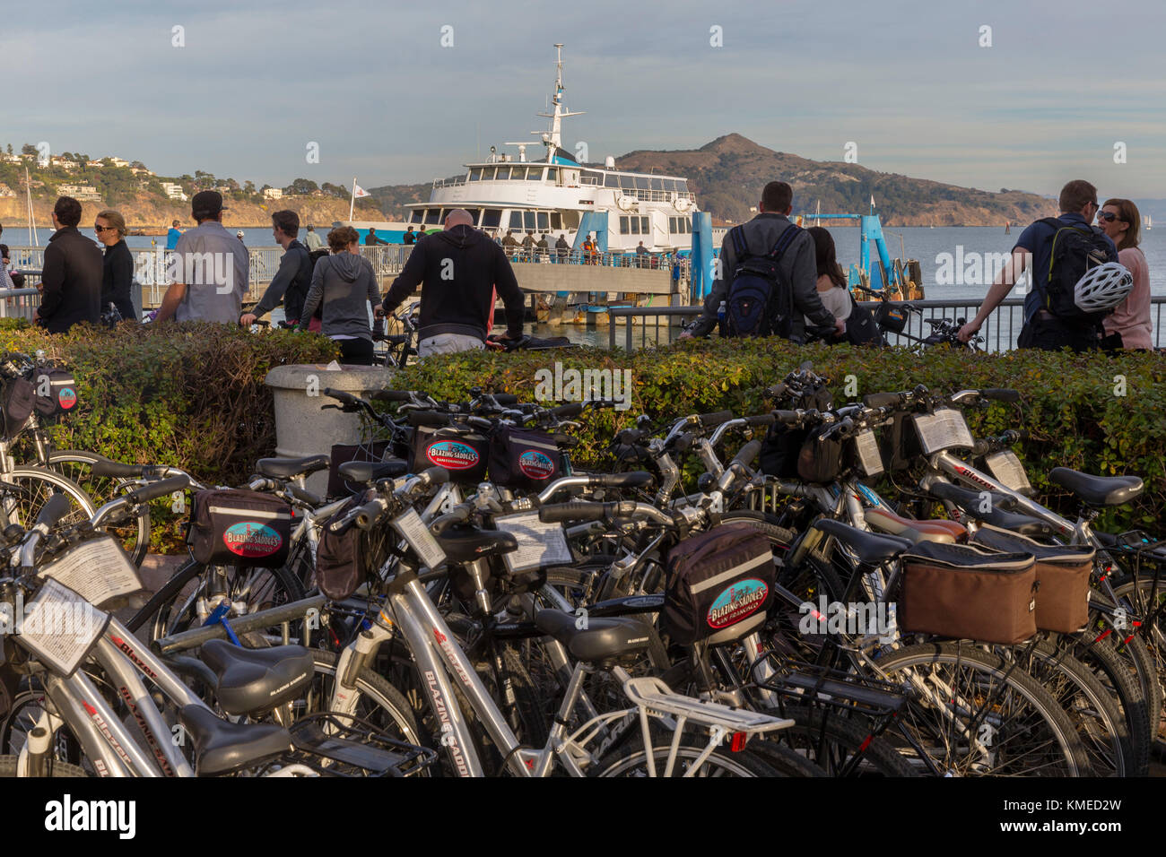 Bicicletas, personas y ferry en el fondo,Sausalito, California, EE.UU. Foto de stock