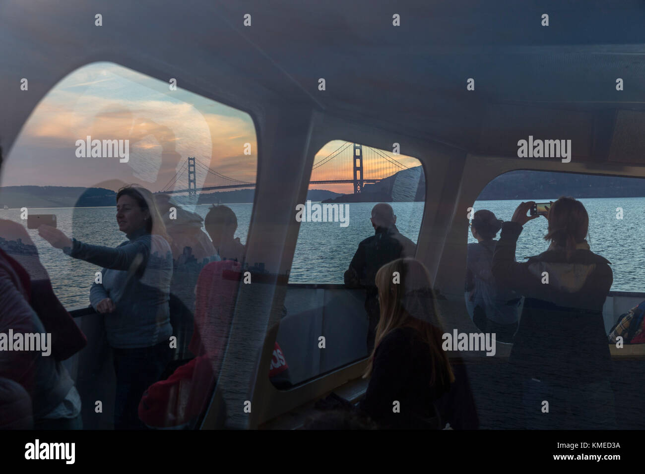 Pasajeros en ferry desde Sausalito a San Francisco y Golden Puente de la puerta en el fondo, California, EE.UU. Foto de stock
