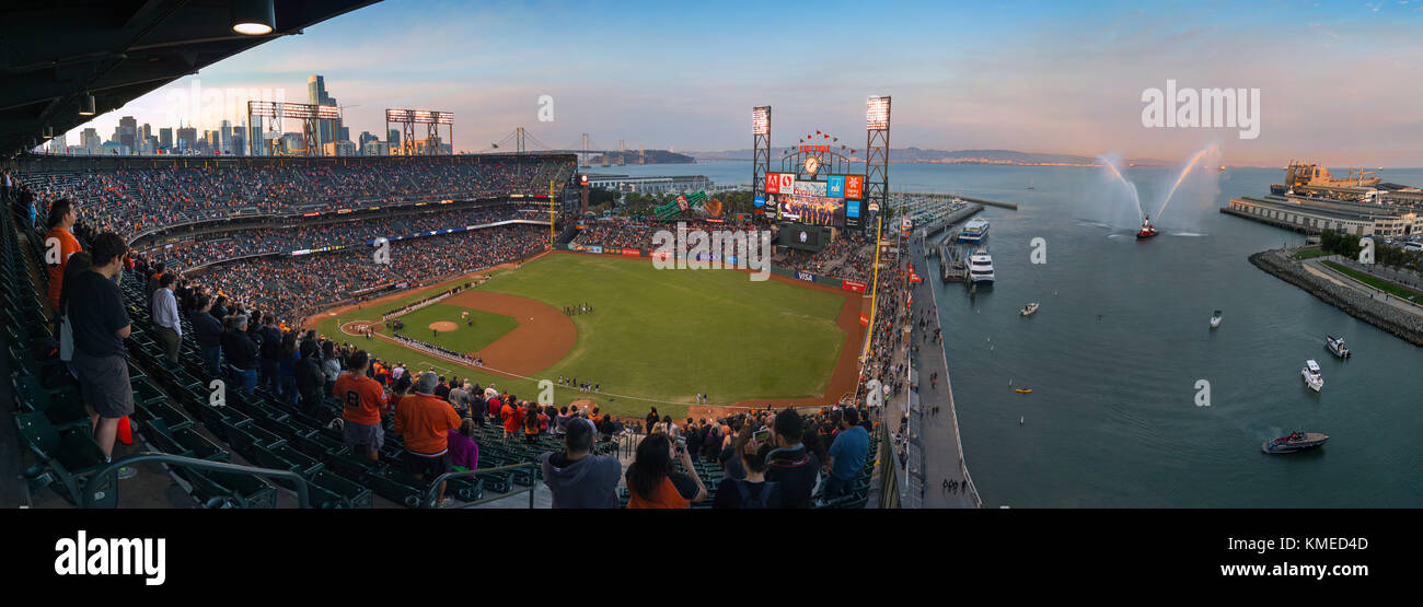 Parque de béisbol con la audiencia, San Francisco, California, EE.UU. Foto de stock